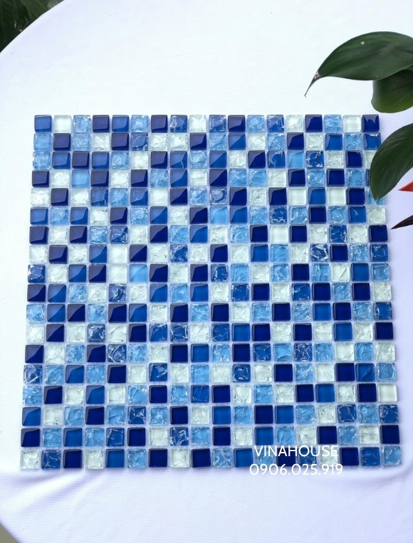 Gạch mosaic thủy tinh ốp lát bể bơi