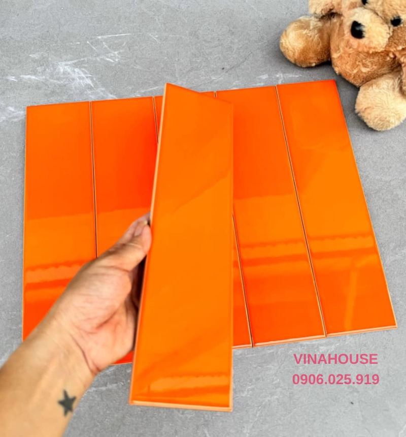Gạch thẻ màu cam bóng 75×300