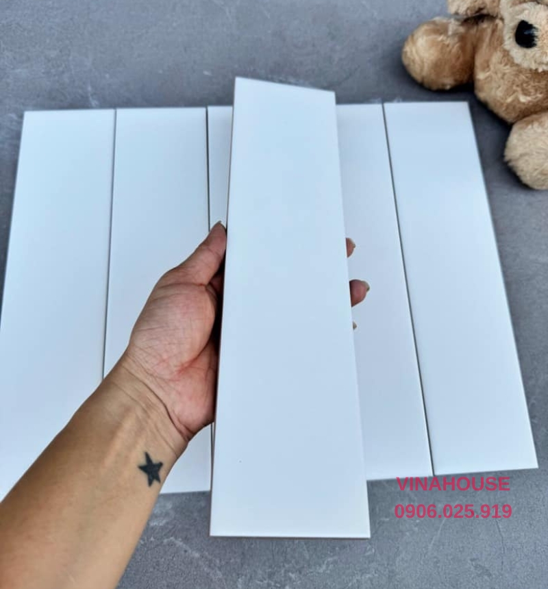 Gạch thẻ màu trắng 75×300